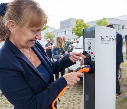 DVZ-Geschäftsführerin testet Ladesäule für E-Autos