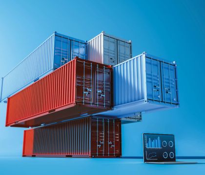 Symbolbild Container-Technologie mit Containern und einem Laptop