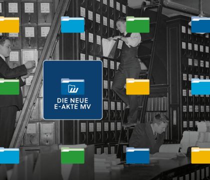 Archivbild von Männern bei der händischen Aktenbearbeitung; darüber liegen Icons von E-Akten