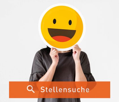 Eine Frau hält sich ein Emojibild vor das Gesicht; darunter ist ein Suchbalken "Stellensuche" zu sehen
