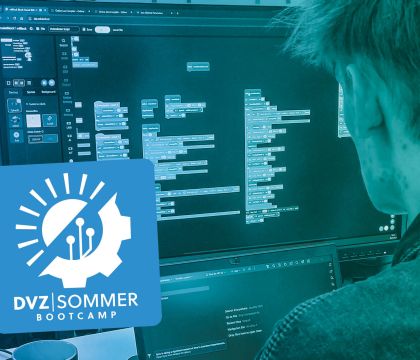 Schülerpraktikant am Programmieren