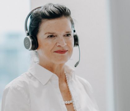 DVZ-Mitarbeiterin Christina Seiffart mit Headset bei der Arbeit