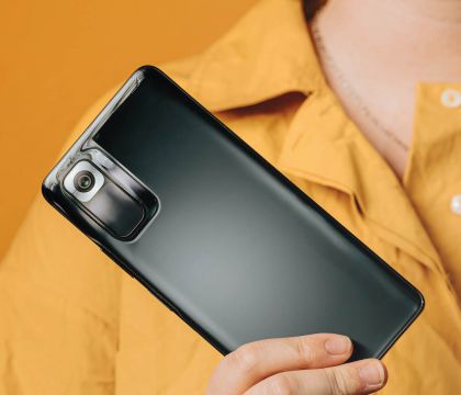 Beitragsbild: Frau hält Handy in der Hand