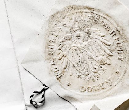 Ein altes Wachssiegel auf einem Stück Papier