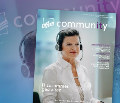 Das Cover der neuen DVZ | community 2/2024, auf dem Christina Seiffart, Koodinartorin im Service Desk, zu sehen ist