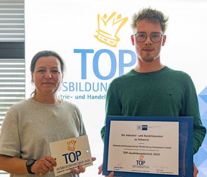 Simone Bartels und Leander Sievert mit der Auszeichnung Top Ausbildungsbetrieb