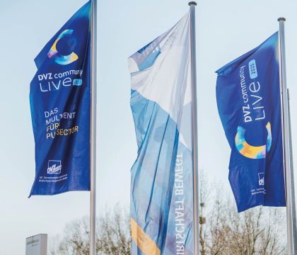 Vor der IHK zu Schwerin wehen die Fahnen der DVZ community LIVE im Wind.