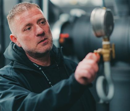 DVZ-Haustechniker Frank Burmeister überprüft eine Temperaturanzeige.