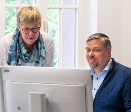 Die Leiterin der EU-Zahlstelle, Sabine Westenberger, schaut gemeinsam mit DVZ-Mitarbeiter Andreas Floß auf einen Computer.