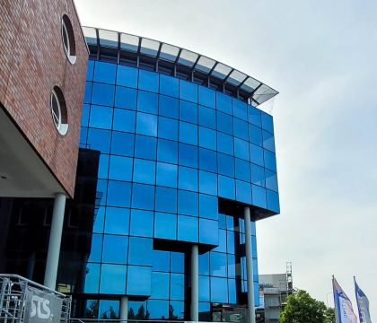 Das Gebäude der neuen Rostocker Außenstelle von außen.