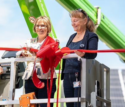 Ina Maria Ulbrich und Uta Knöchel schneiden rotes Band durch