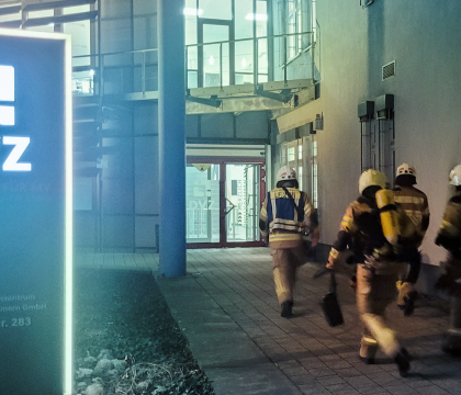 Theorie trifft Praxis: Feuerwehr übt im DVZ