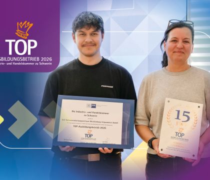 Foto von Auszubildendem Elias Heuer und Ausbildungskoordinatorin Simone Bartels mit der Auszeichnung Top Ausbildungsbetrieb