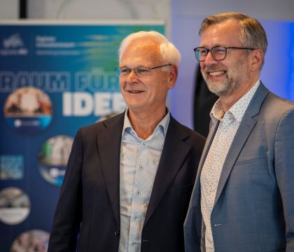Bild von DVZ-Geschäftsführer Hubert Ludwig und Finanz- und Digitalisierungsminister Dr. Heiko Geue